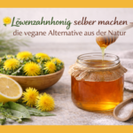 „Ein Glas mit selbstgemachtem Löwenzahnhonig auf einer Küchenarbeitsfläche, daneben frische Löwenzahnblüten, eine aufgeschnittene Zitrone, ein Holzlöffel mit Zucker und ein Leinentuch – darüber der Schriftzug ‚🌼 Löwenzahnhonig selber machen – die vegane Alternative aus der Natur‘