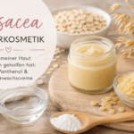 Rosacea Naturkosmetik mit D-Panthenol, Bienenwachscreme und Bienenwachspellets auf hellem Holzuntergrund